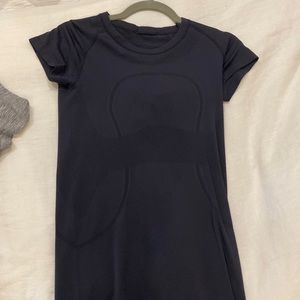 Lululemon swiftly tee, size 6